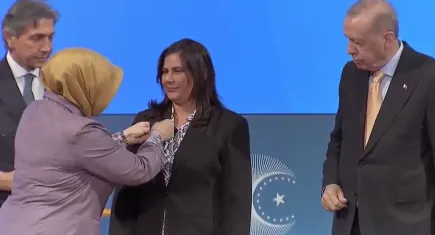 Özlem Çerçioğlu AK Parti’ye katıldı: Kürsüden medyan okudu!