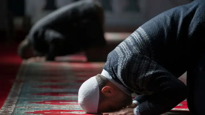 15 Ağustos cuma namazı saati kaçta? Cuma namazı farz mı? Hangi ilde ne zaman kılınacak?