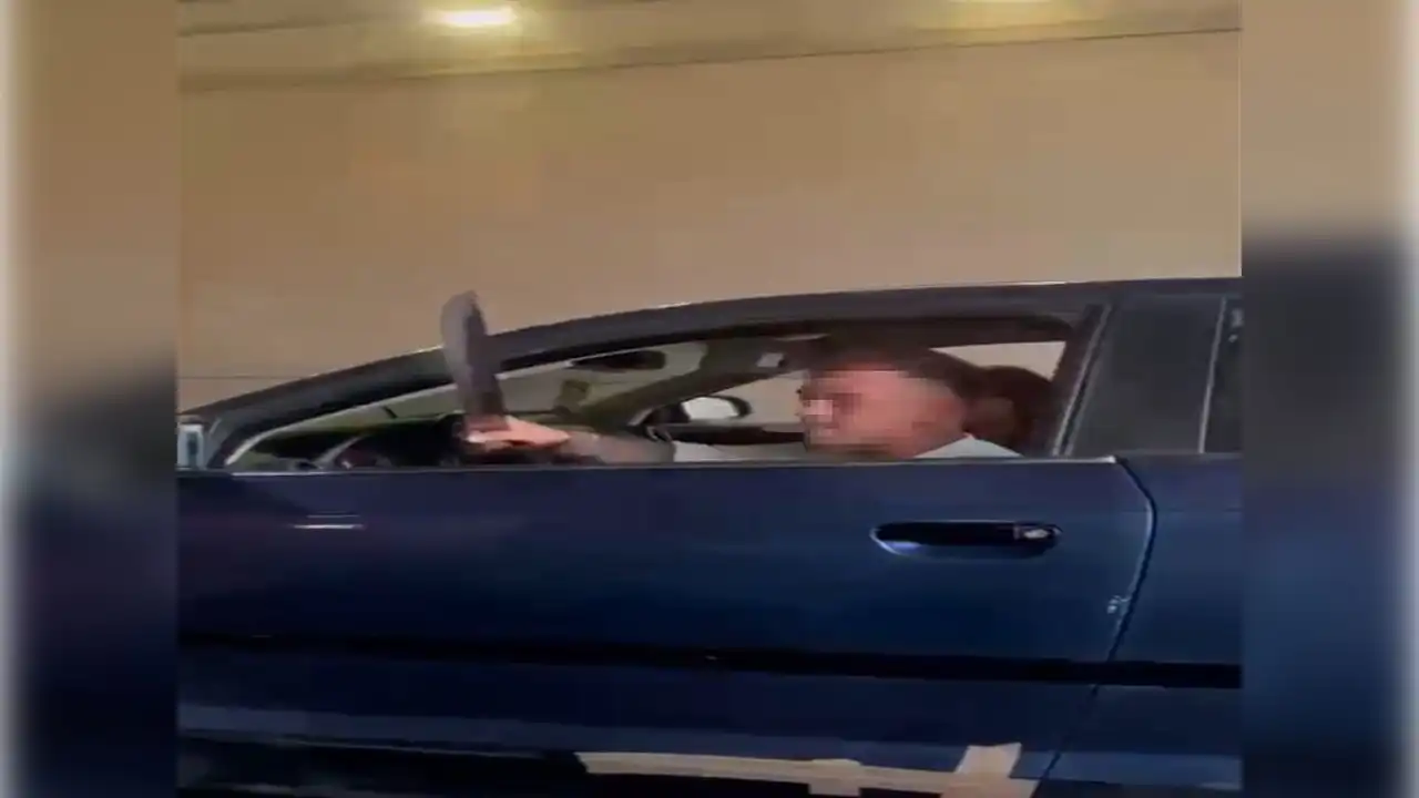 Ankara'da trafikte kavga: Sürücü kılıç çıkardı!