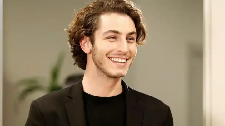 Boran Kuzum’dan yeni proje: Emmy ödüllü Levy’nin dizisi ‘Big Mistakes’te!