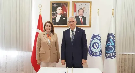 Ege Üniversitesi'nden yenilikçi buluş: 'Hasta Kitap Okuma Masası' tescillendi