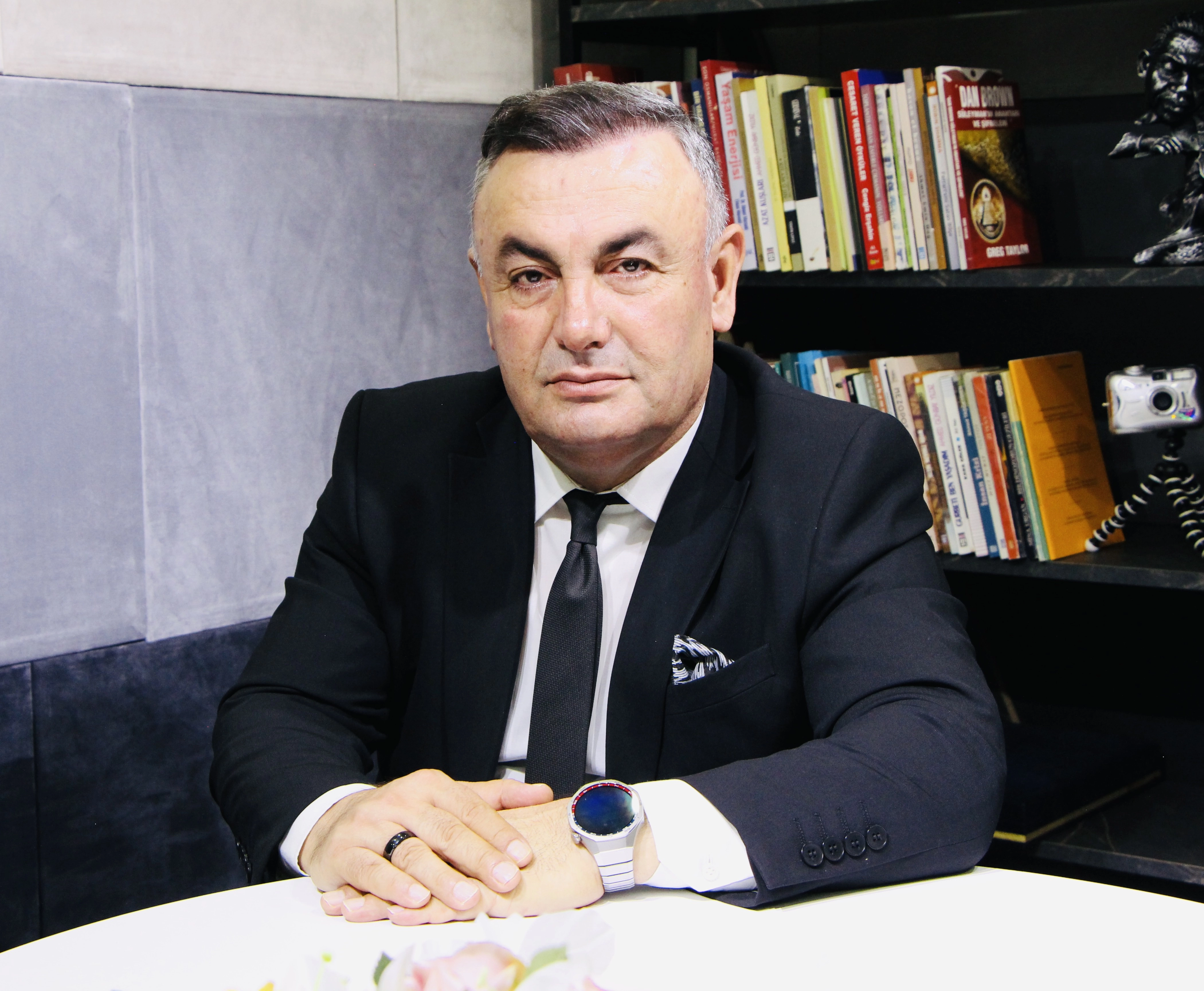 Halil El adlı yazarın resmi