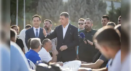 Tugay, Bornova’da şantiye çalışanlarıyla bir araya geldi