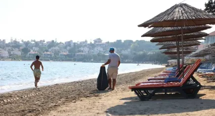 Çeşme Belediyesi, 19 plajda 7/24 temizlik hizmeti sunuyor