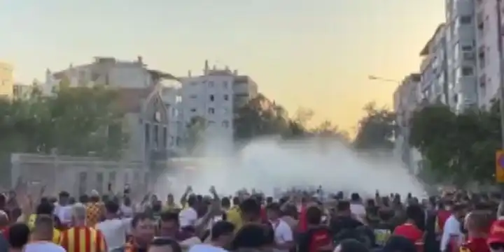 Göztepe - Fenerbahçe maçı öncesi gerginlik: Taraftarlara TOMA ve biber gazıyla müdahale