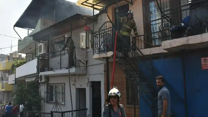 İzmir'de depoda korkutan yangın: 4 eve sıçradı!