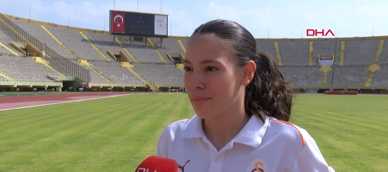 Küçük yaşta atletizme başlayan akademisyen anne, şimdi kızıyla yarışlara hazırlanıyor başlıklı video haberin görseli