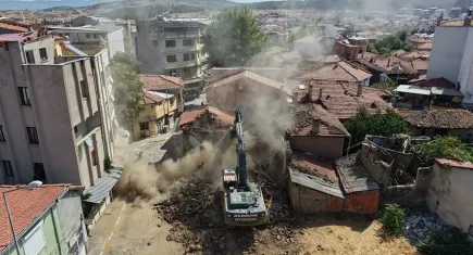Balıkesir Sındırgı depremi sonrası ağır hasarlı binaların yıkımı devam ediyor