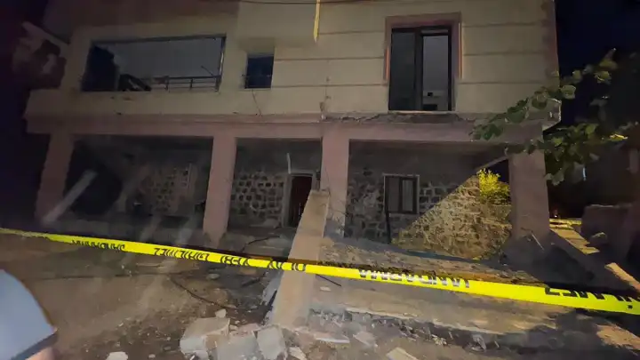 Diyarbakır'da balkon çöktü: 2 bebek metrelerce yüksekten düştü