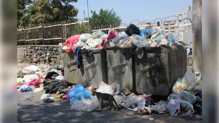 Konak’ta çöpler doldu taştı: Vatandaş kokudan şikayetçi