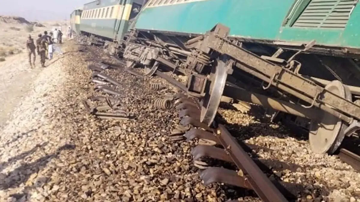 Pakistan'da yolcu treni raydan çıktı! haberinin görseli
