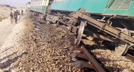 Pakistan'da yolcu treni raydan çıktı!