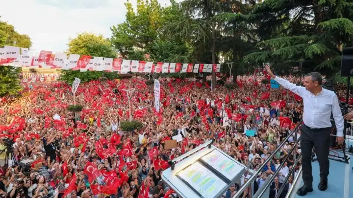 Aydın’da CHP’den AK Parti’ye geçen Özlem Çerçioğlu’na mitingde sert pankartlı tepki!