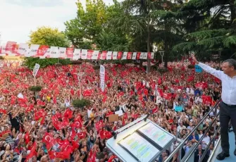Aydın’da CHP’den AK Parti’ye geçen Özlem Çerçioğlu’na mitingde sert pankartlı tepki!