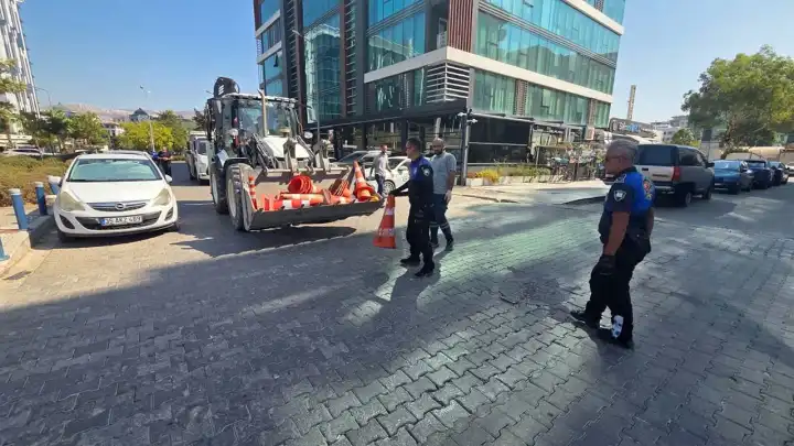 Bayraklı'da esnafa kaldırım işgali uyarısı!
