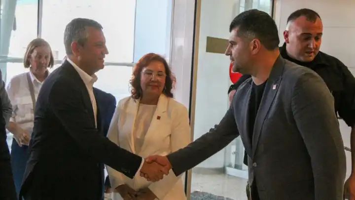 CHP İzmir’den Özgür Özel’e karşılama