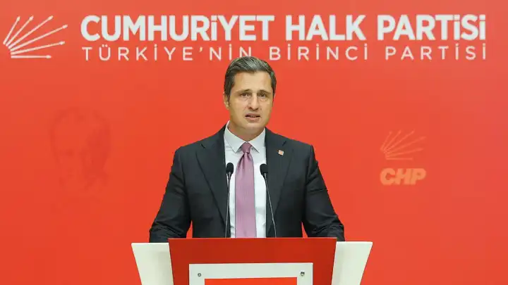 Deniz Yücel'den Çerçioğlu'na sert eleştiri: Artık kadın seçmenlere denize mayoyla girmemeleri gerektiğini mi anlatır...