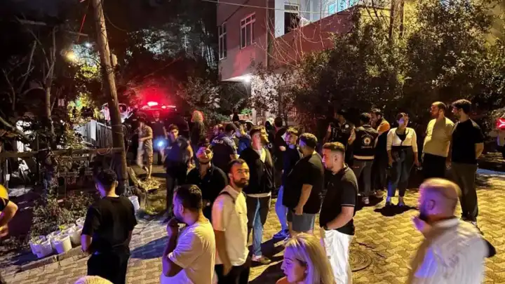 İstanbul'da sokak ortasında vahşet: Genç kadının boğazını satırla kesti!