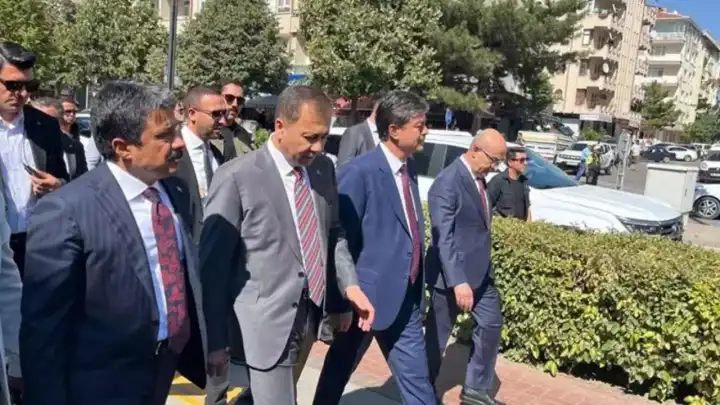 Kırşehir ziyaretinde dikkat çeken an: Bakan Yerlikaya’ya övgü yağmuru