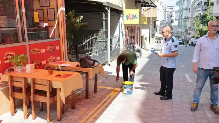 Konak’ta kaldırım işgaline sarı çizgi düzeni