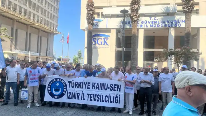 Türkiye Kamu-Sen Üyeleri İzmir’de İş Bıraktı
