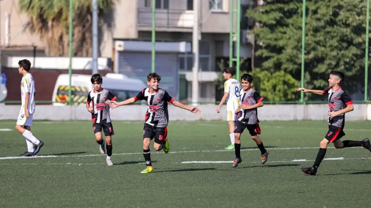 Buca’da Zafer Kupası Başladı: U14 Futbolcular 30 Ağustos Heyecanını Yaşıyor haberinin görseli