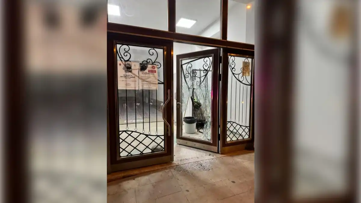 Cami kapısının camlarını kıran kadın gözaltına alındı haberinin görseli