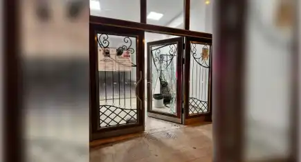 Cami kapısının camlarını kıran kadın gözaltına alındı