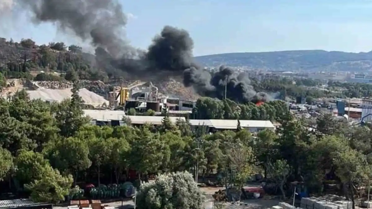 Futbol sahası büyüklüğünde atık alanı alev aldı, itfaiye seferber oldu! haberinin görseli
