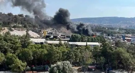 Futbol sahası büyüklüğünde atık alanı alev aldı, itfaiye seferber oldu!