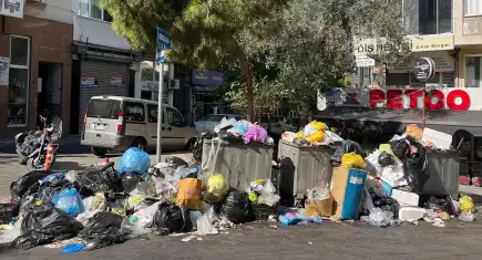 İzmir’de çöpler yığın haline geldi: Kötü koku ve hijyen sorunu vatandaşı çileden çıkardı