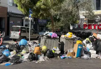 İzmir’de çöpler yığın haline geldi: Kötü koku ve hijyen sorunu vatandaşı çileden çıkardı