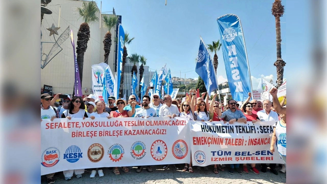 İzmir’de memurlar sokağa döküldü