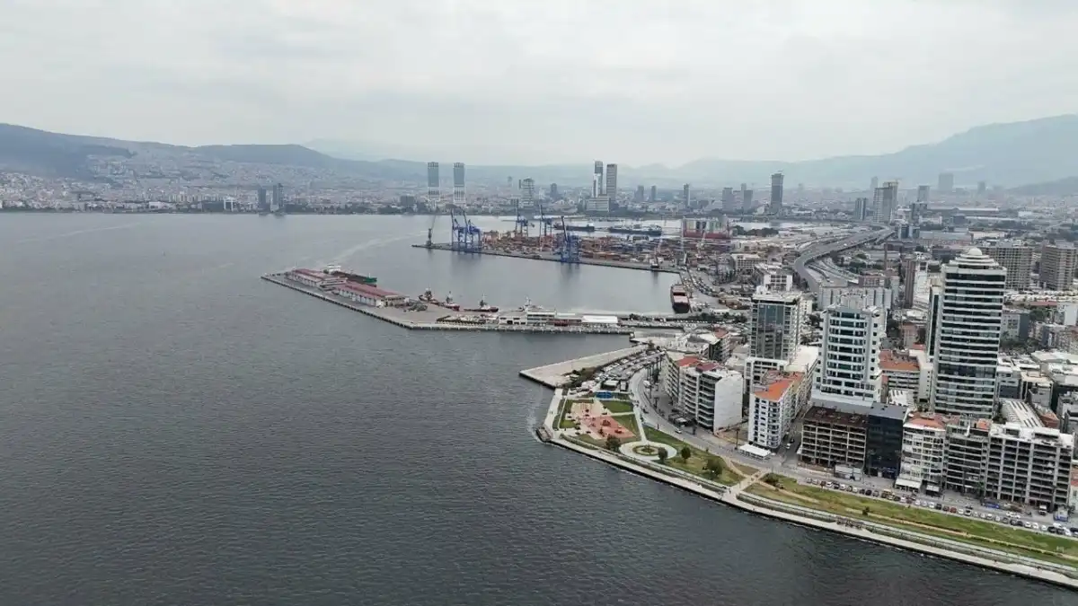 İzmir Körfezi’nde kâbus geri döndü: Sahili kaplayan pis koku yeniden ortaya çıktı! haberinin görseli