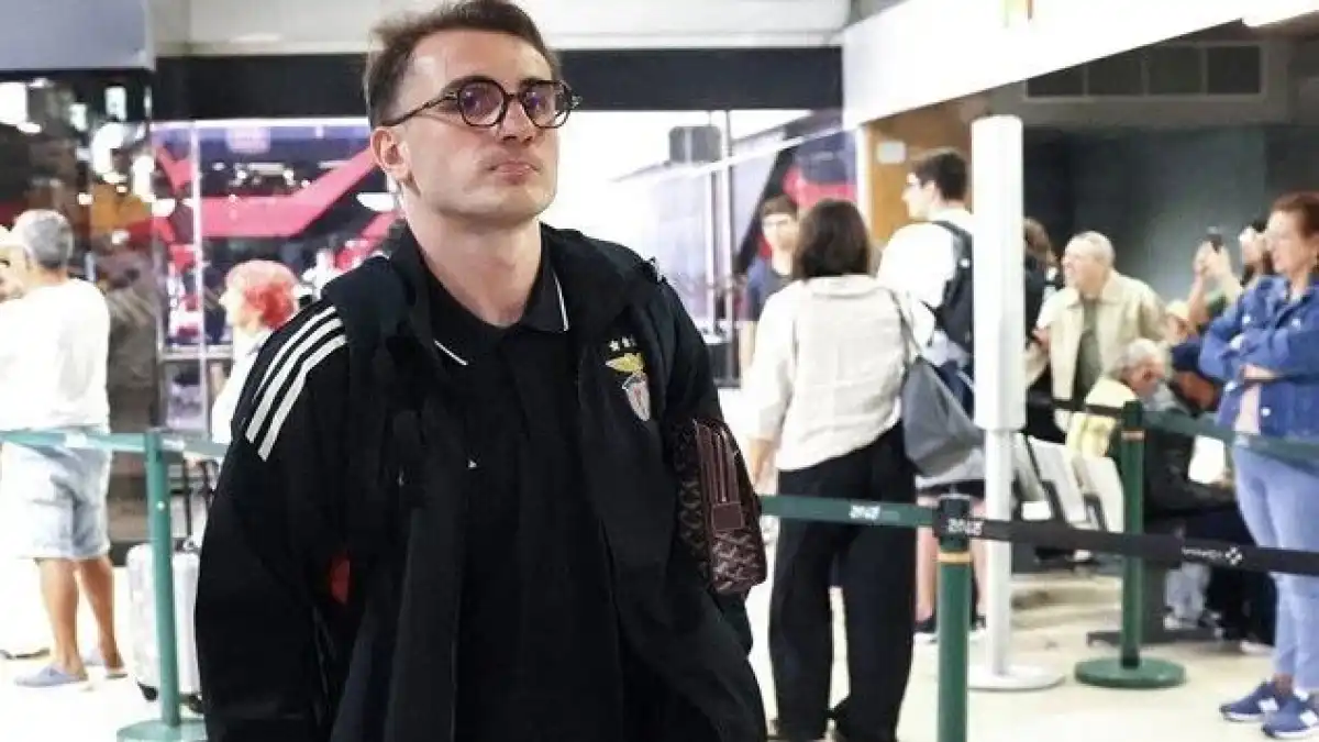 Kerem Aktürkoğlu havaalanında görüntülendi: İstanbul ‘a geliyor  haberinin görseli