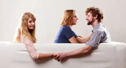 Modern flört dünyasının gölgesinde: “Roaching” nedir, ilişkileri nasıl etkiliyor?