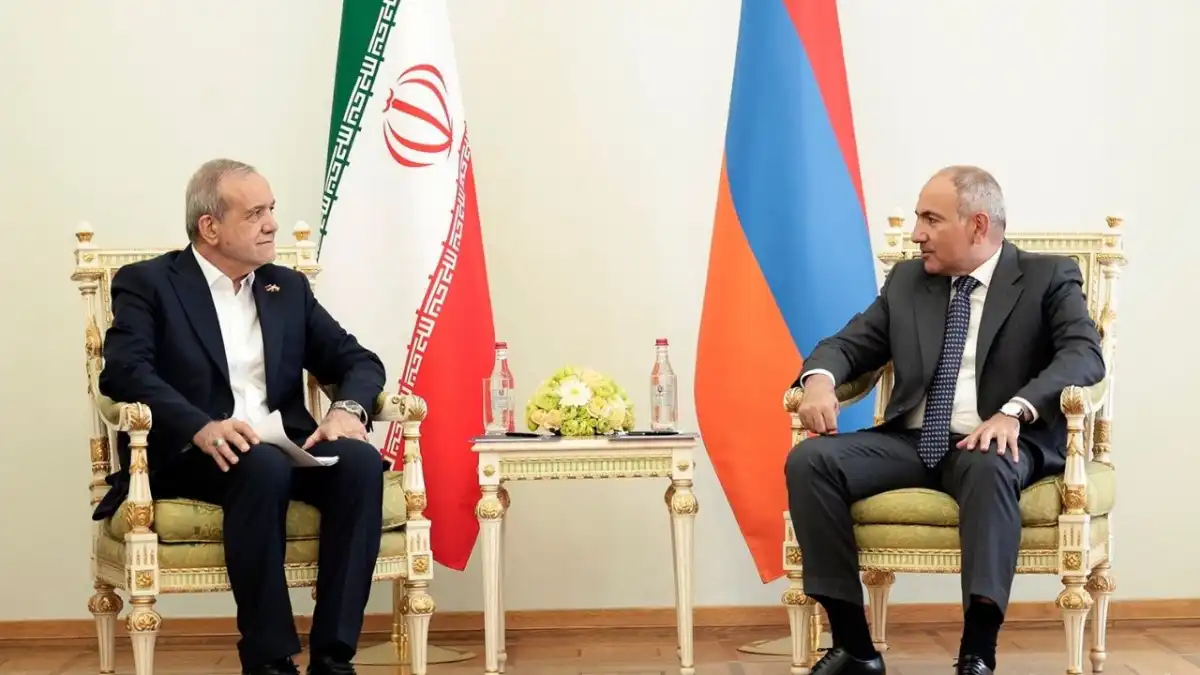 Paşinyan ve Pezeşkiyan’dan kritik Erivan zirvesi haberinin görseli