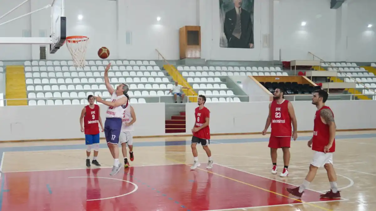 Rektör Budak öğrencilerle iç içe haberinin görseli