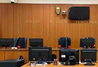 Sokak ortasında eşini satırla öldürmüştü: Şüpheli adliyeye sevk edildi