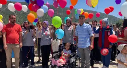 8 ameliyatla hayata tutunan 5 yaşındaki yağmur için gökyüzüne balonlar uçtu