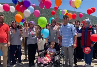 8 ameliyatla hayata tutunan 5 yaşındaki yağmur için gökyüzüne balonlar uçtu