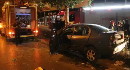 Ağaca çarpan otomobildeki iki kişi yaşamını yitirdi!