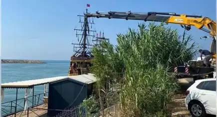 Antalya'da kaçak yapılara yıkım: Konteynerler kepçelerle kaldırıldı