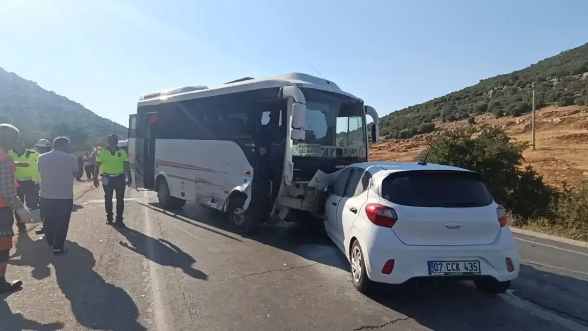 Gaziantep’te feci zincirleme kaza! Minibüs ve otomobiller çarpıştı haberinin görseli