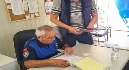 İyi insanlarda varmış dedirten haber: Yolda bulduğu 100 bin lira sahibine teslim edildi