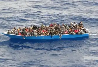 İzmir açıklarında feci kurtarma! 16 çocuk dahil 36 göçmen botta mahsur kaldı