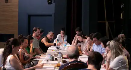 İzmir Şehir Tiyatroları yeni sezonu Arthur Miller’ın “Cadı Kazanı” ile açıyor