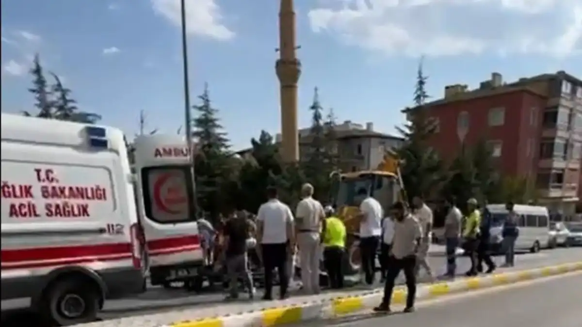 Polisin ‘dur’ ihtarına uymayan genç motosiklet sürücüsü ters yolda iş makinesiyle çarpıştı haberinin görseli