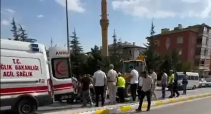 Polisin ‘dur’ ihtarına uymayan genç motosiklet sürücüsü ters yolda iş makinesiyle çarpıştı