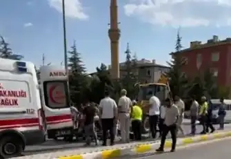 Polisin ‘dur’ ihtarına uymayan genç motosiklet sürücüsü ters yolda iş makinesiyle çarpıştı